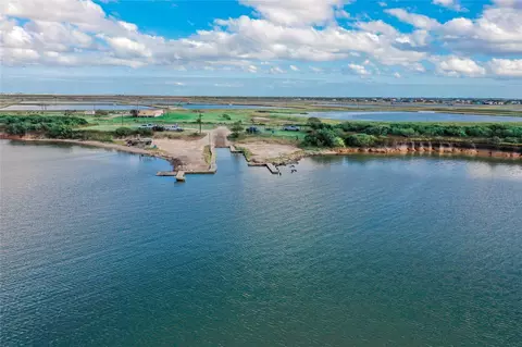 591 E Red Snapper Dr, Palacios, TX 77465 photo 4