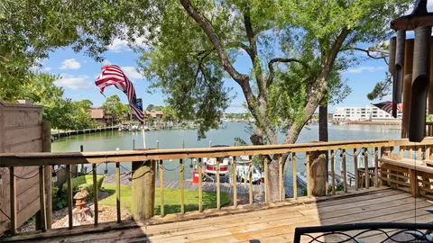 655 Davis Rd, League City, TX 77573