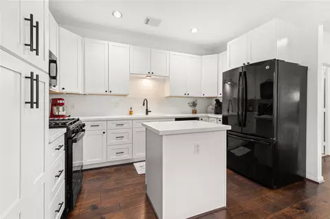 2049 Glencove Dr, Seabrook, TX 77586