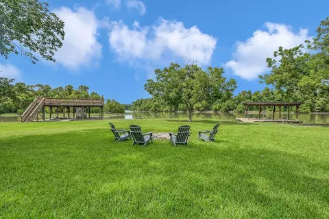 361 S Lakeside Dr, Huntsville, TX 77320