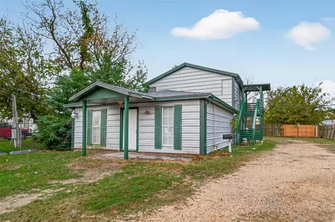 105 Clear Lake Rd, Highlands, TX 77562