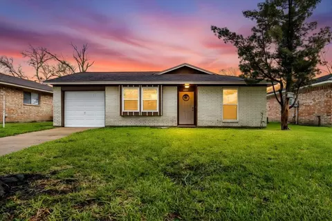 4811 Hannas Reef Dr, Bacliff, TX 77518