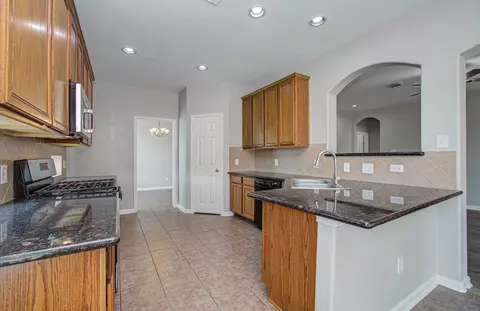 Kitchen - 6715 Starcroft Ct, Spring, TX 77379 photo 6 of 10