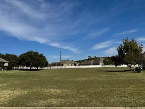 5912 Oak Leaf Ct, Conroe, TX 77304