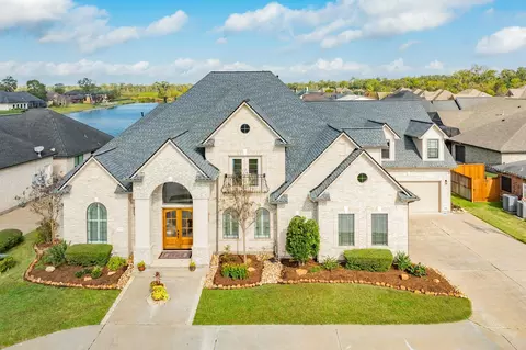 203 Arrowhead Dr, Lake Jackson, TX 77566