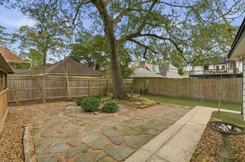 Exterior - 5 Devonshire Dr, Conroe, TX 77304 photo 4 of 9