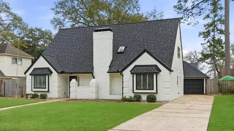 Exterior - 5 Devonshire Dr, Conroe, TX 77304 photo 2 of 9