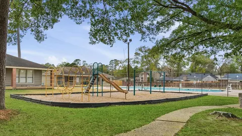 Exterior - 5 Devonshire Dr, Conroe, TX 77304 photo 7 of 9