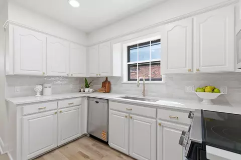 Kitchen - 5 Devonshire Dr, Conroe, TX 77304 photo 2 of 4