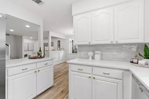 Kitchen - 5 Devonshire Dr, Conroe, TX 77304 photo 1 of 4