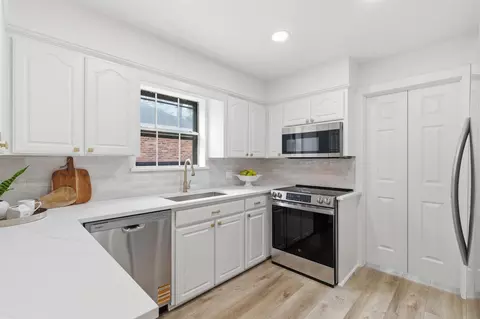 Kitchen - 5 Devonshire Dr, Conroe, TX 77304 photo 3 of 4