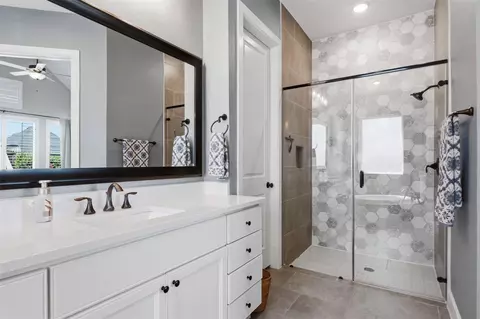 Bath - 7218 Switchgrass Ln, Katy, TX 77493 photo 3 of 5
