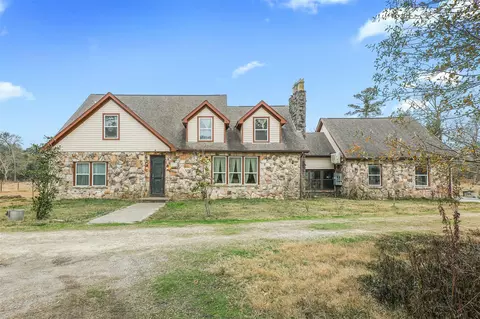 9009 Lazy Ln, Hitchcock, TX 77563