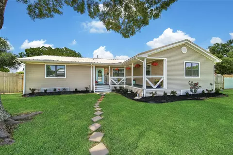 1800 Alvy Dr, La Porte, TX 77571