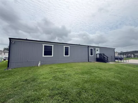 327 Green Oak Dr, Manvel, TX 77578