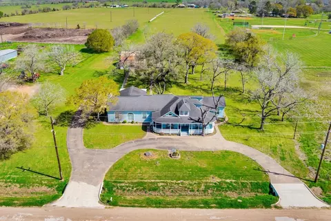7018 Railroad St, Wallis, TX 77485