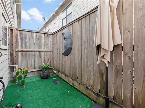 Exterior - 5941 S Loop Loop E #504, Houston, TX 77033 photo 5 of 6