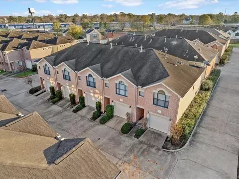 View/Area - 5941 S Loop Loop E #504, Houston, TX 77033 photo 3 of 5