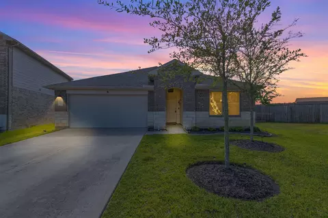 7906 Tamarind Ln, Baytown, TX 77521