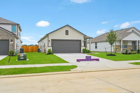 1887 Redwood Ln, Dayton, TX 77535
