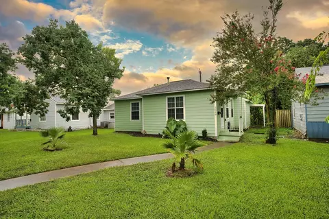 1619 W 8th St, Freeport, TX 77541
