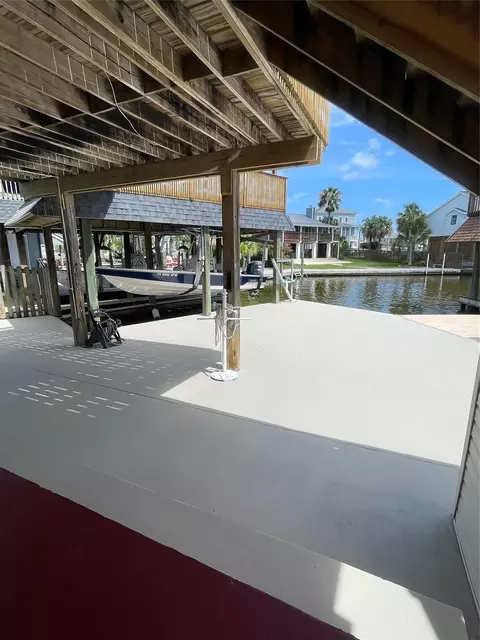 1751 Tiki Dr, Tiki Island, TX 77554