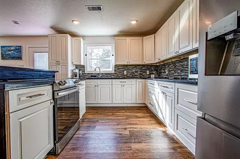 Kitchen - 190 Artesian, Onalaska, TX 77360 photo 4 of 5