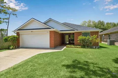 4341 Country Club Dr, Dickinson, TX 77539