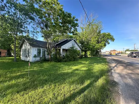 301 E Caroline St, Trinity, TX 75862 photo 1