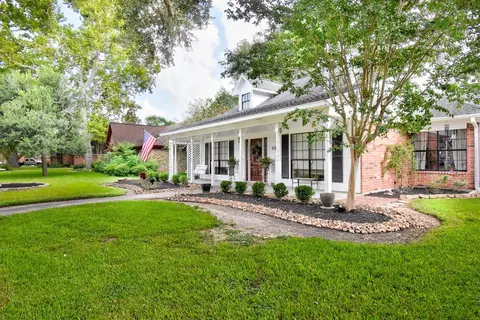 404 Huckleberry Dr, Lake Jackson, TX 77566