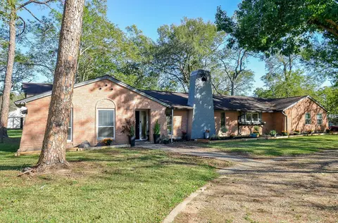 720 Surrey Ln, Wallis, TX 77485