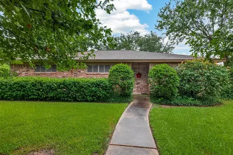 605 Julie Ln, Highlands, TX 77562