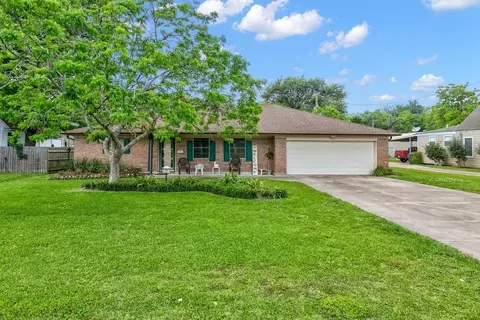 6831 Howe St, Groves, TX 77619