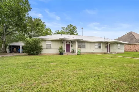 512 N College St, Weimar, TX 78962