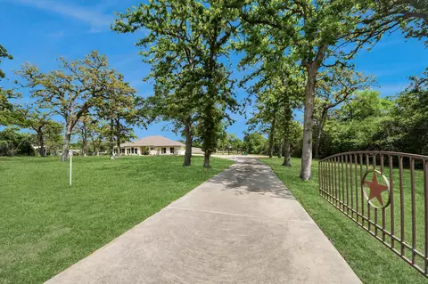 460 High Meadows Rd, Bellville, TX 77418