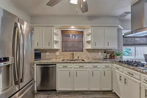Kitchen - 6522 Castle Pine Ln, Spring, TX 77379 photo 2 of 6