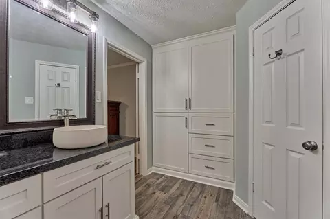 Bath - 6522 Castle Pine Ln, Spring, TX 77379 photo 3 of 6