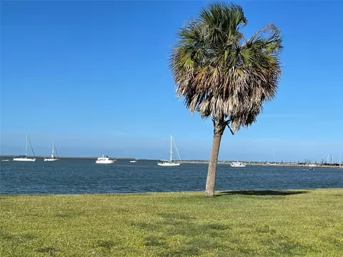 2 Shoreacres Cir, Shoreacres, TX 77571