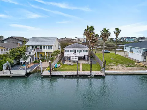 906 91st St, Galveston, TX 77554