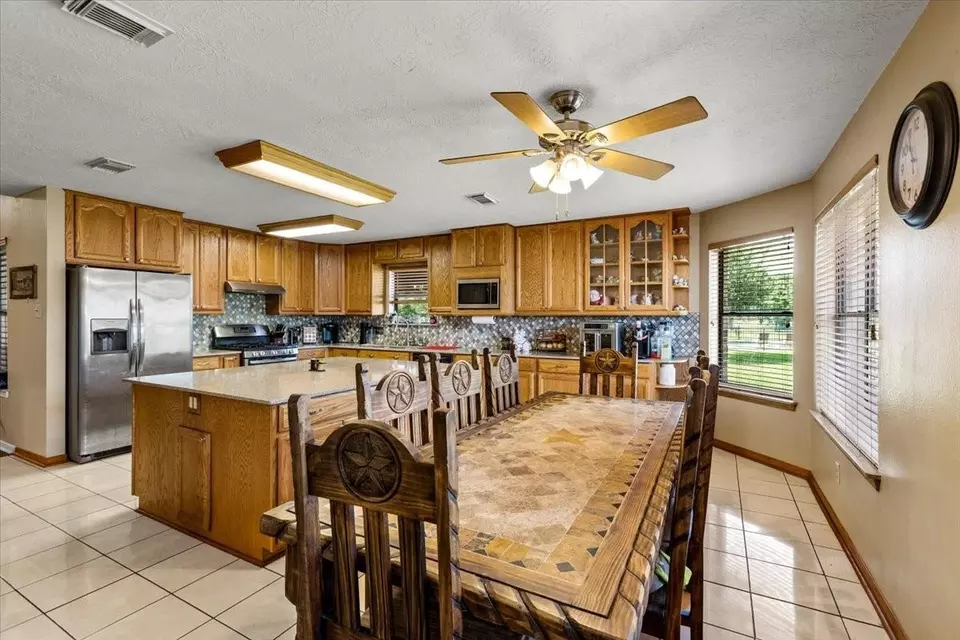Kitchen - 21214 Creek Rd, Manvel, TX 77578 photo 6 of 7