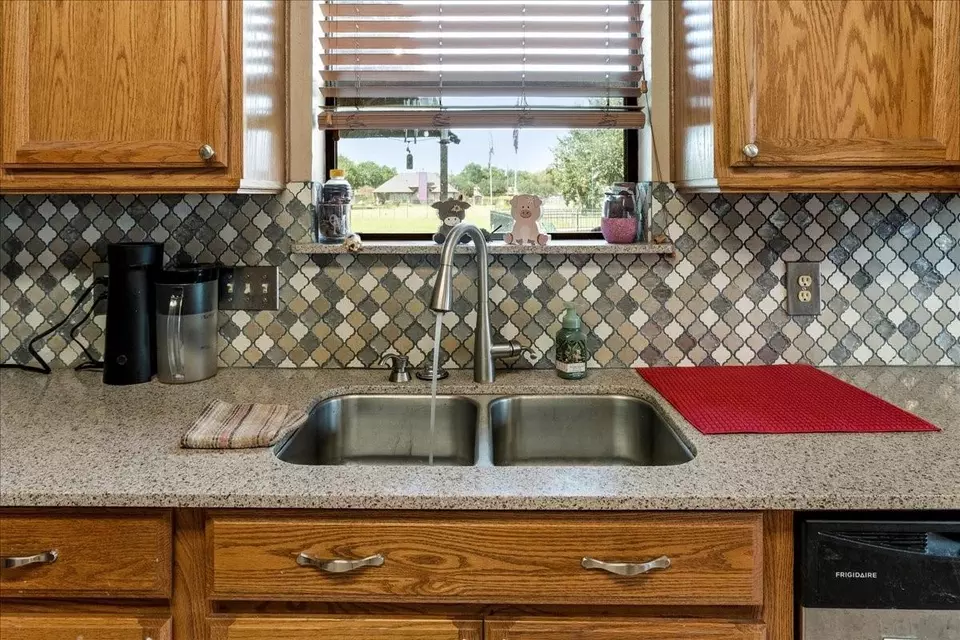 Kitchen - 21214 Creek Rd, Manvel, TX 77578 photo 4 of 7