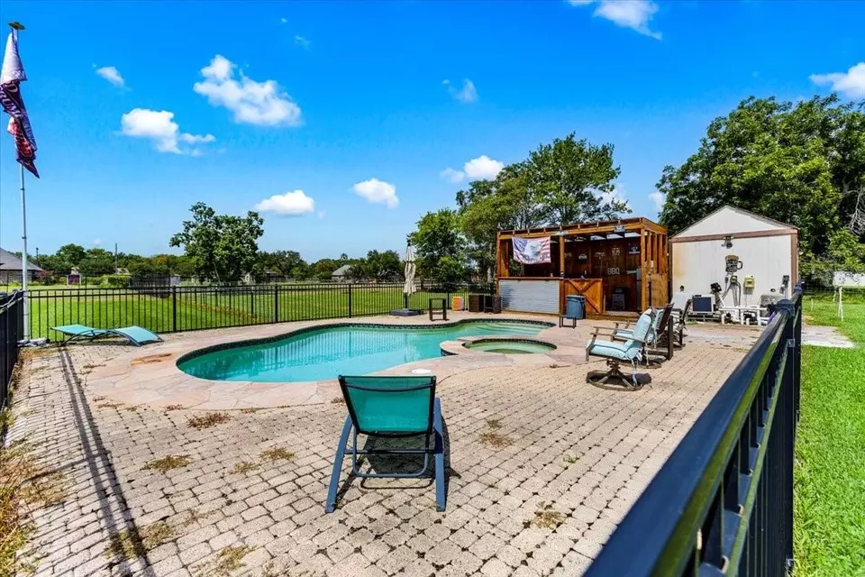 Exterior - 21214 Creek Rd, Manvel, TX 77578 photo 4 of 7