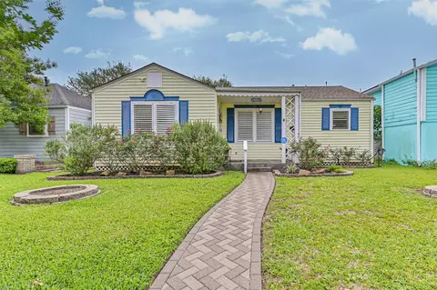 4817 Alamo Dr, Galveston, TX 77551