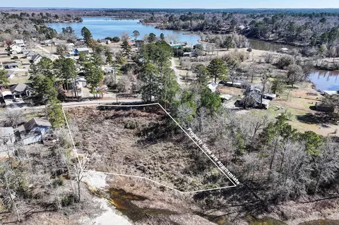 6 Lakeshore Ln, Riverside, TX 77320