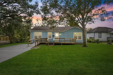 216 N Shady Oaks St, Lake Jackson, TX 77566
