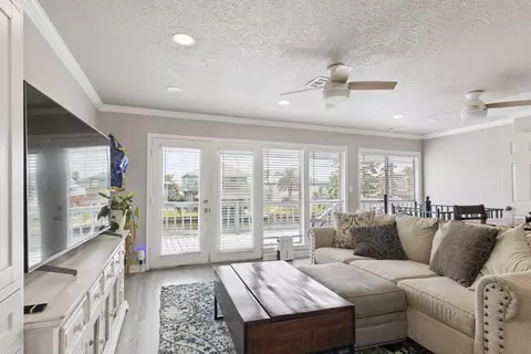 34 Dolphin St, Hitchcock, TX 77563