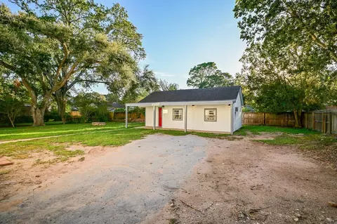 Exterior - 1031 Meyer St, Sealy, TX 77474 photo 5 of 7