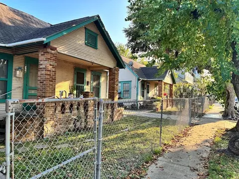 305 Eastwood St, Houston, TX 77011