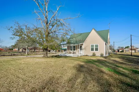 109 Maple St, Highlands, TX 77562