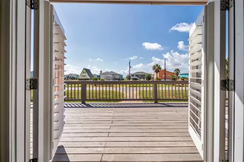 610 Surf Dr, Surfside Beach, TX 77541